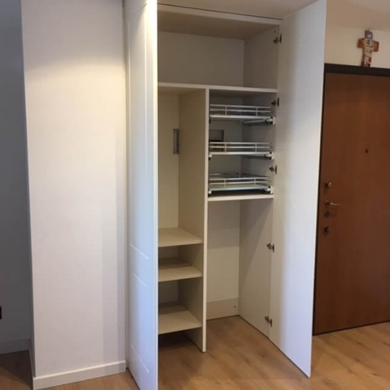 Allestimento interno armadio su misura in nicchia Allestimento interno armadio su misura in nicchia con cassetti estraibili