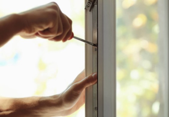Manutenzione e riparazione Infissi Assistenza post vendita serramenti e arredamenti